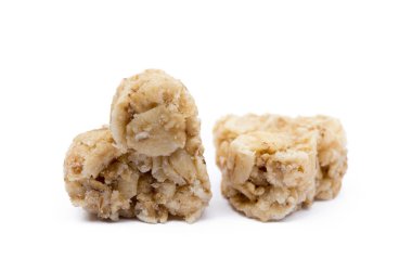 Beyaz arka plan üzerinde izole yulaf ezmesi kalp tatlı