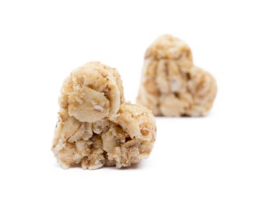 Beyaz arka plan üzerinde izole yulaf ezmesi kalp tatlı