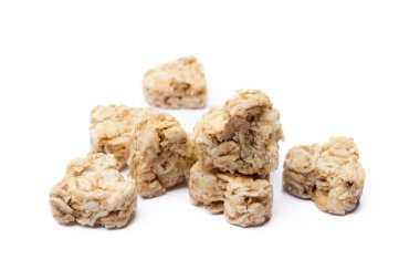 Beyaz arka plan üzerinde izole yulaf ezmesi kalp tatlı