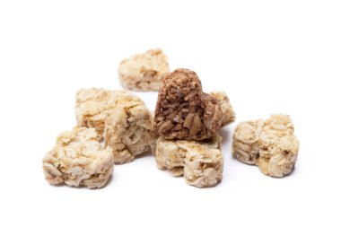 Beyaz arka plan üzerinde izole yulaf ezmesi kalp tatlı