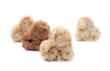 Beyaz arka plan üzerinde izole yulaf ezmesi kalp tatlı