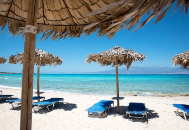 Plajda şemsiye ve şezlonglar denize sıfır