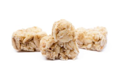 Beyaz arka plan üzerinde izole yulaf ezmesi kalp tatlı