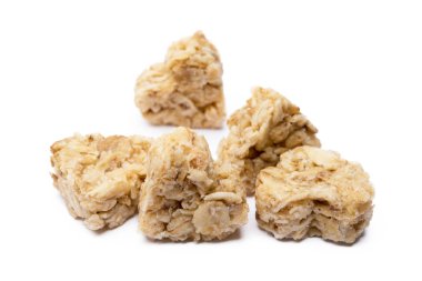 Beyaz arka plan üzerinde izole yulaf ezmesi kalp tatlı