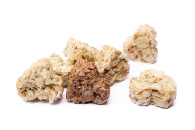 Beyaz arka plan üzerinde izole yulaf ezmesi kalp tatlı