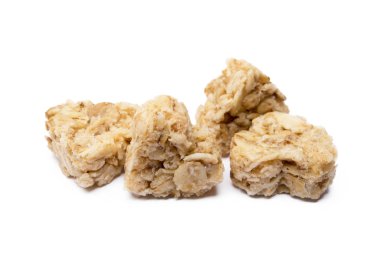 Beyaz arka plan üzerinde izole yulaf ezmesi kalp tatlı