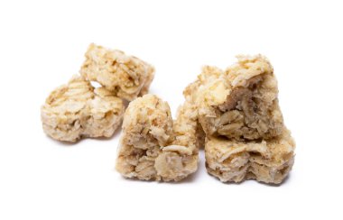 Beyaz arka plan üzerinde izole yulaf ezmesi kalp tatlı