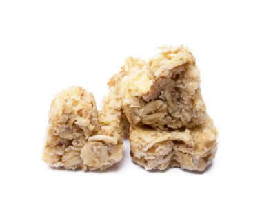 Beyaz arka plan üzerinde izole yulaf ezmesi kalp tatlı