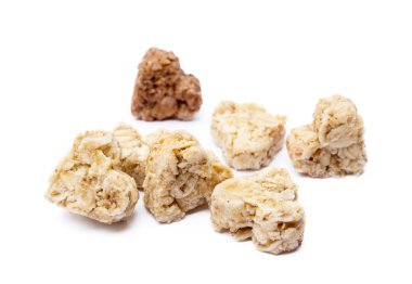 Beyaz arka plan üzerinde izole yulaf ezmesi kalp tatlı