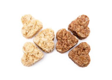 Beyaz arka plan üzerinde izole yulaf ezmesi kalp tatlı