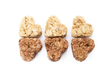 Beyaz arka plan üzerinde izole yulaf ezmesi kalp tatlı