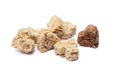 Beyaz arka plan üzerinde izole yulaf ezmesi kalp tatlı