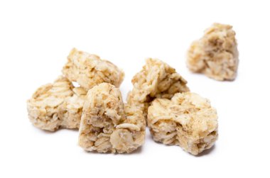 Beyaz arka plan üzerinde izole yulaf ezmesi kalp tatlı