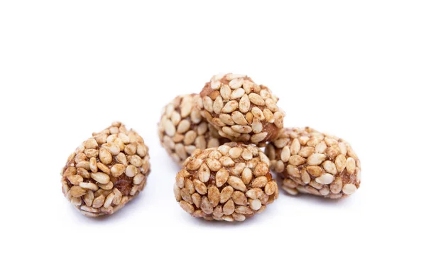 Amendoim Revestido Com Gergelim Isolado Sobre Fundo Branco — Fotografia de Stock