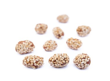 Beyaz arka plan üzerinde izole susam ile kaplı fıstık