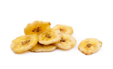  Beyaz arka plan üzerinde izole dilimlenmiş muz kurutulmuş