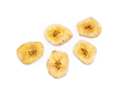 Beyaz arka plan üzerinde izole dilimlenmiş muz kurutulmuş