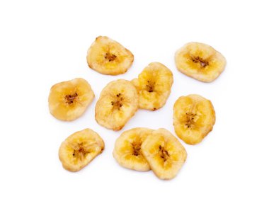 Beyaz arka plan üzerinde izole dilimlenmiş muz kurutulmuş