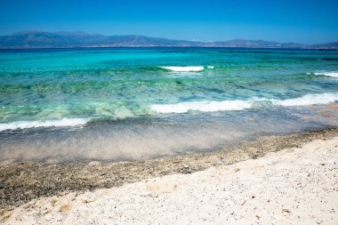 Berrak deniz ve mavi gökyüzü ile güzel bir plaj