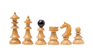 Beyaz arka plan üzerinde izole eski satranç taşları