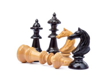 Beyaz arka plan üzerinde izole eski satranç taşları