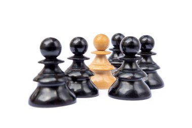 Beyaz arka plan üzerinde izole eski satranç taşları