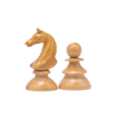 Beyaz arka plan üzerinde izole eski satranç taşları