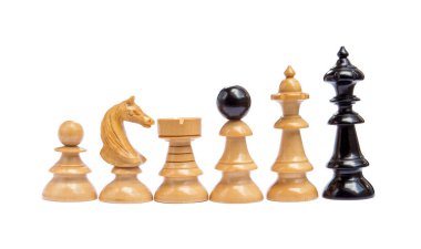 Beyaz arka plan üzerinde izole eski satranç taşları