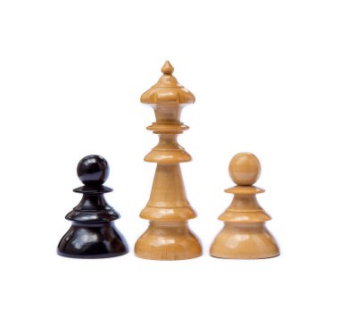 Beyaz arka plan üzerinde izole eski satranç taşları