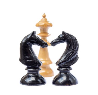 Beyaz arka plan üzerinde izole eski satranç taşları