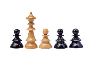 Beyaz arka plan üzerinde izole eski satranç taşları