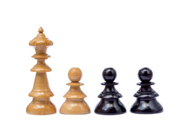 Beyaz arka plan üzerinde izole eski satranç taşları