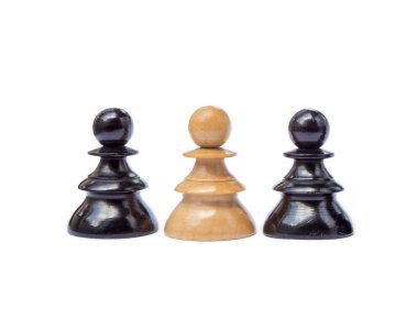 Beyaz arka plan üzerinde izole eski satranç taşları