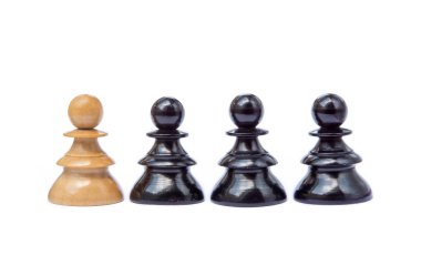 Beyaz arka plan üzerinde izole eski satranç taşları