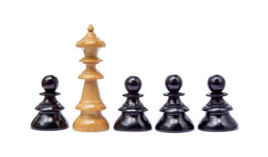 Beyaz arka plan üzerinde izole eski satranç taşları