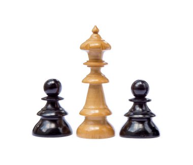 Beyaz arka plan üzerinde izole eski satranç taşları