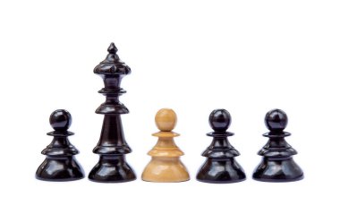 Beyaz arka plan üzerinde izole eski satranç taşları