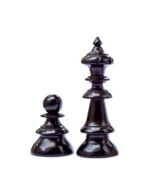 Beyaz arka plan üzerinde izole eski satranç taşları