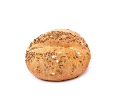 Gevrek topuz beyaz arka plan üzerinde izole kimyon serpilir