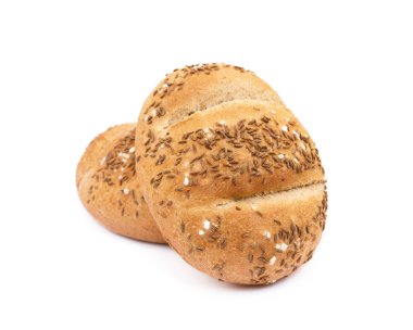 Gevrek topuz beyaz arka plan üzerinde izole kimyon serpilir