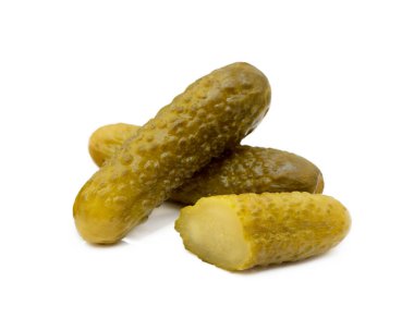  Beyaz arka planda izole ekşi salatalık turşusu