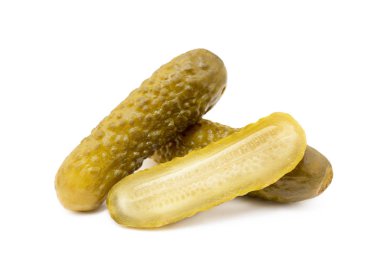 Beyaz arka planda izole ekşi salatalık turşusu