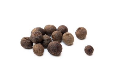  Beyaz arka plan üzerine izole edilmiş dağınık baharat