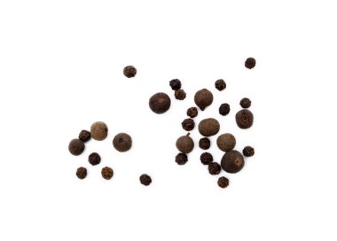 Beyaz arka plan üzerine izole edilmiş dağınık baharat ve biber