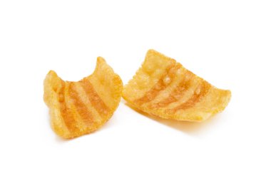 Beyaz arka planda izole Füme pastırma lezzet ile kızarmış buğday patates snack