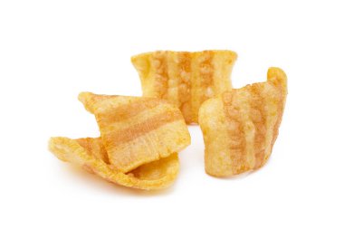 Beyaz arka planda izole Füme pastırma lezzet ile kızarmış buğday patates snack