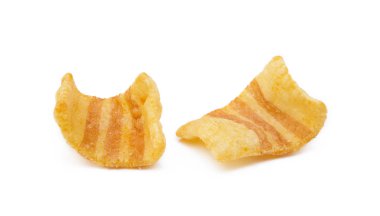 Kızarmış buğday-patates aperatifi. Beyaz arka planda izole edilmiş domuz pastırması tadında.