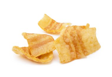 Kızarmış buğday-patates aperatifi. Beyaz arka planda izole edilmiş domuz pastırması tadında.