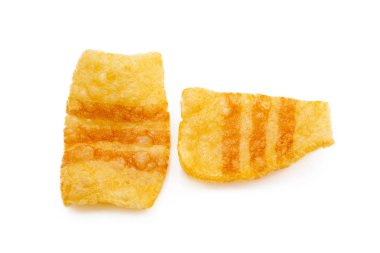 Beyaz arka planda izole Füme pastırma lezzet ile kızarmış buğday patates snack