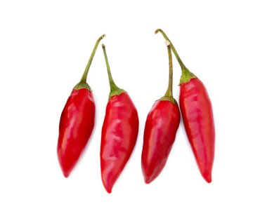 Beyaz arka plan üzerinde izole kırmızı biber